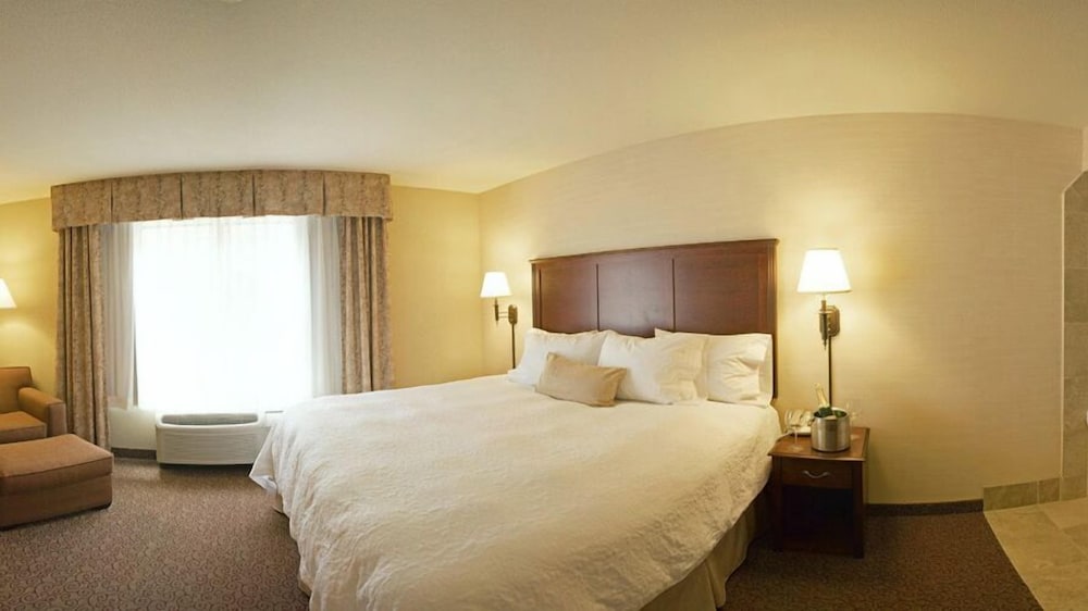 Hampton Inn & Suites West Bend 17/48