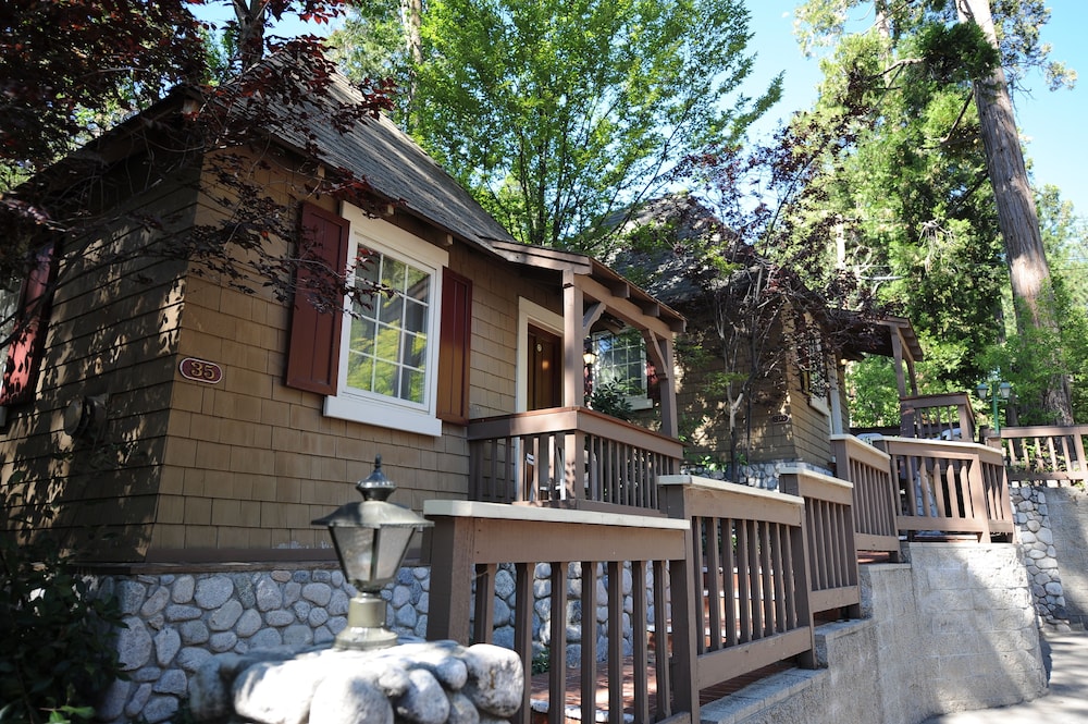 Saddleback Inn 8/44