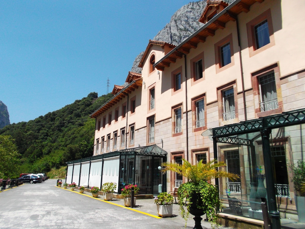 Hotel Balneario La Hermida 40/43