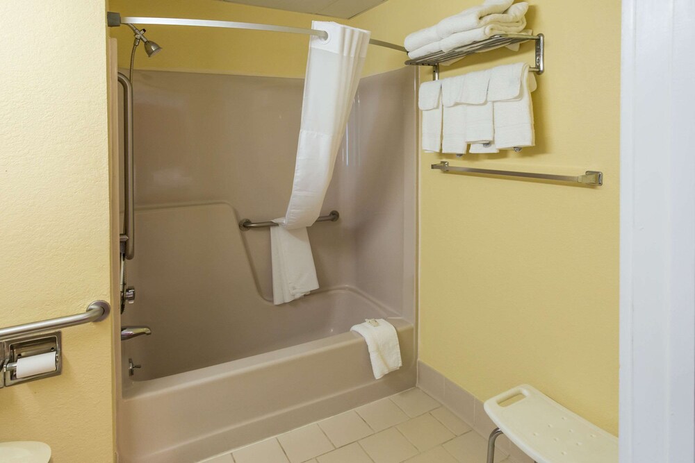 Quality Inn Lebanon, NH 10/37