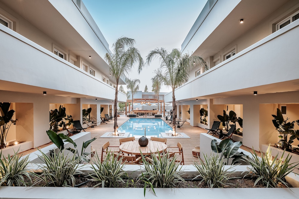 More Meni Residence and Suites 11/50