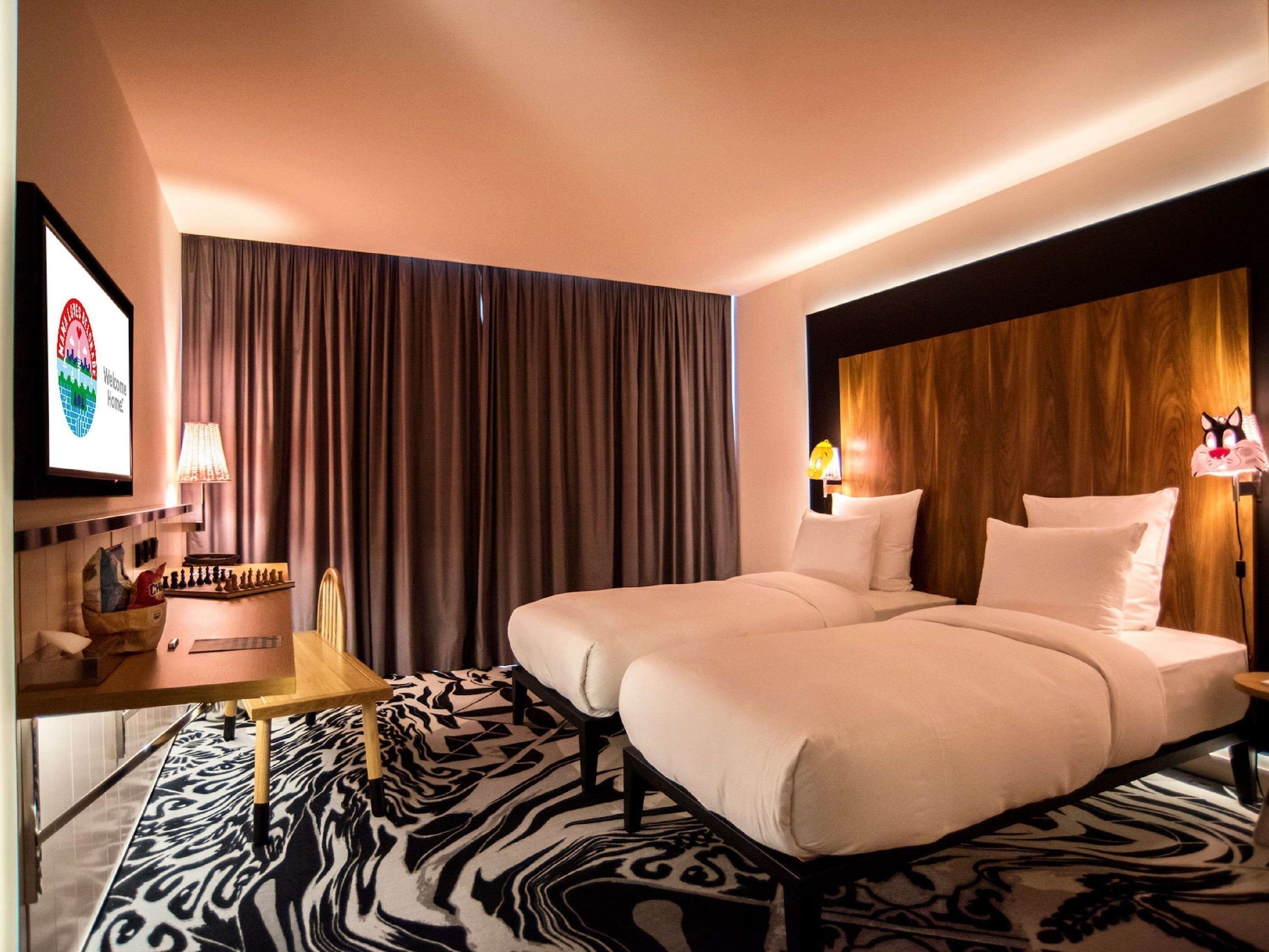 LARGE MAMA, TWIN BEDS