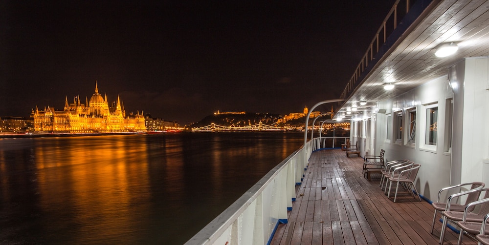 Grand Jules Boat Hotel 31/33