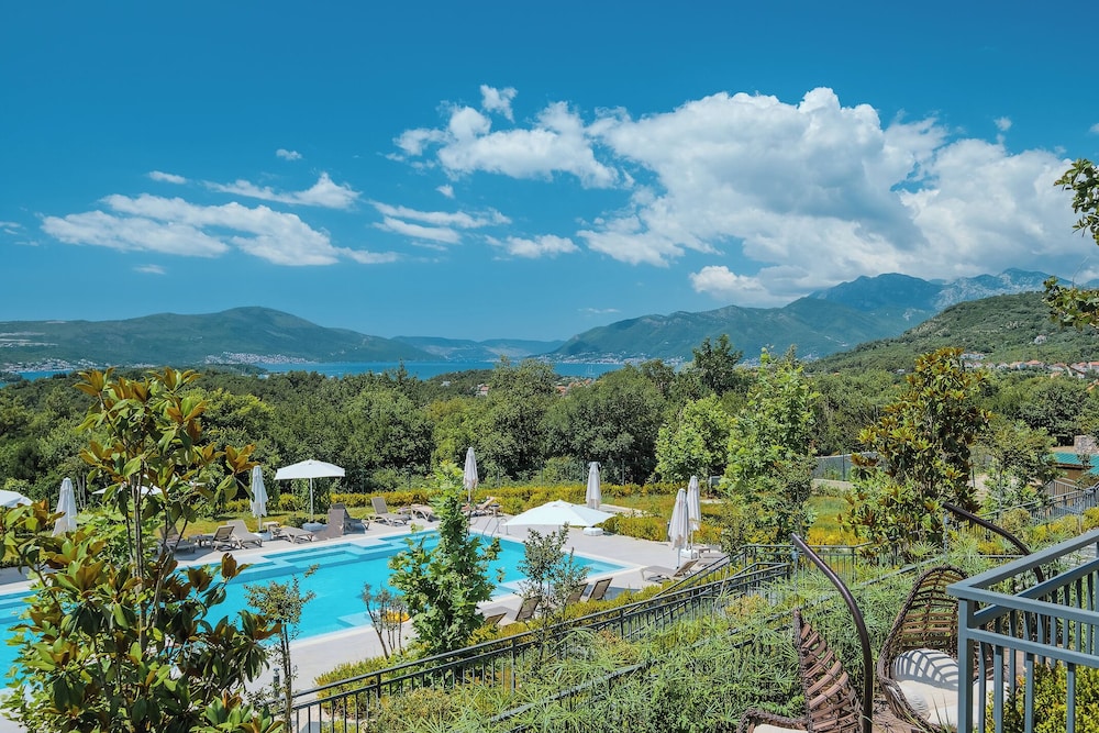 Montenegro Lodge 35/50