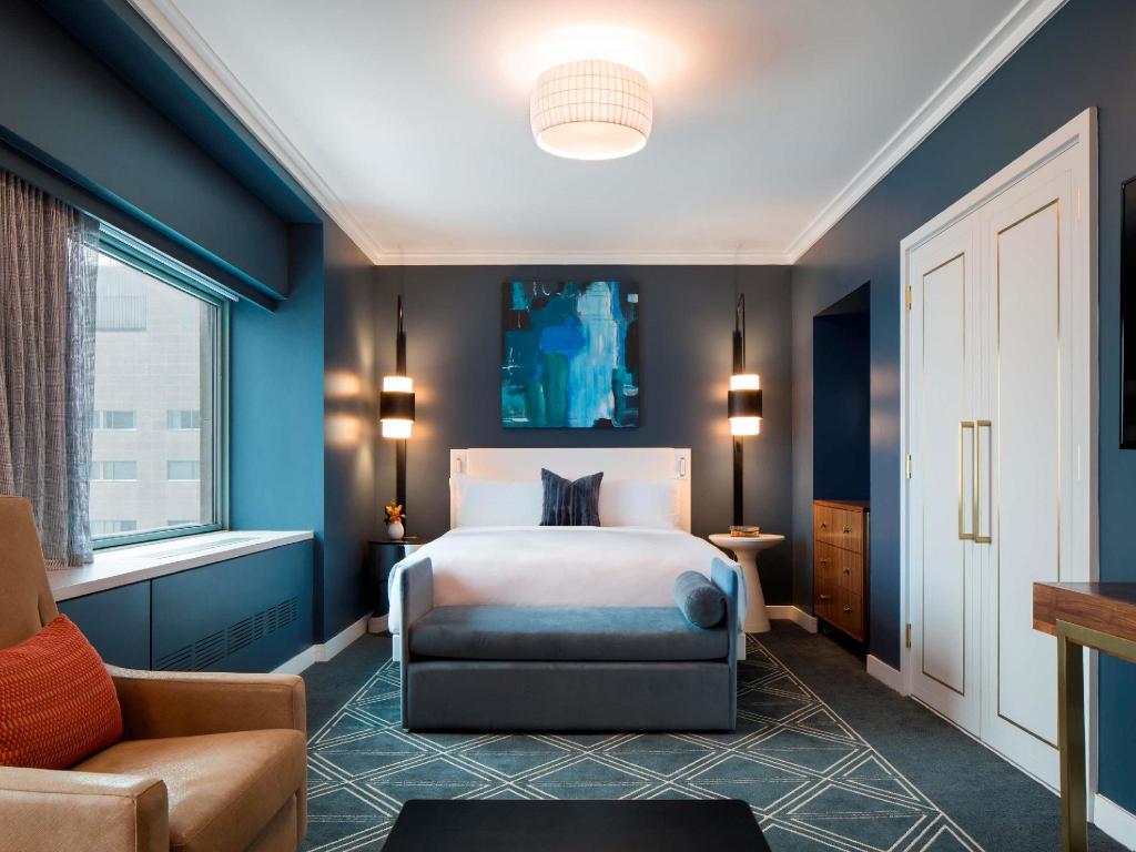 Gold, End, Suite, King Bed, Lounge Access