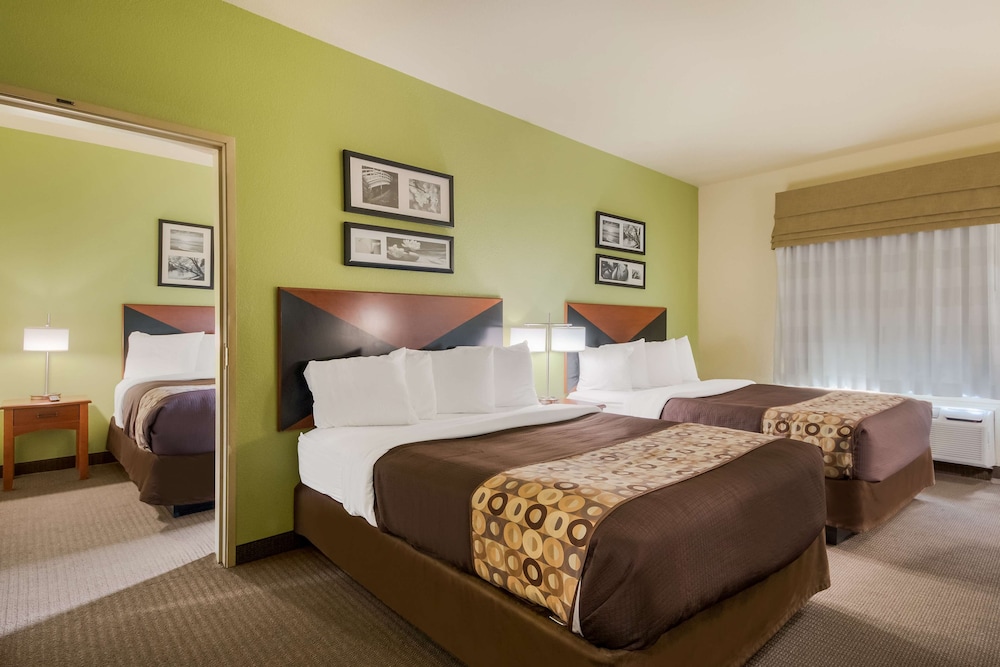 Suite, 3 Queen Beds
