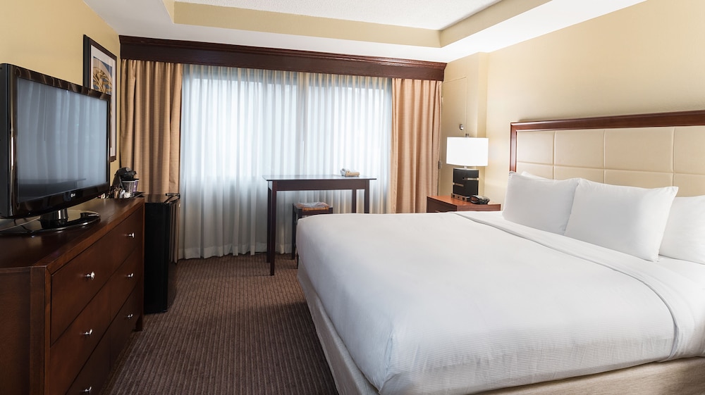 DoubleTree Suites by Hilton Cincinnati - Blue Ash 6/38