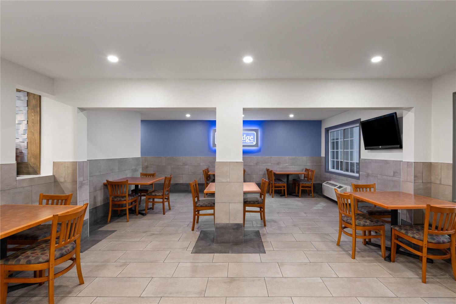 Travelodge Inn & Suites by Wyndham Anaheim on Disneyland Dr 27/31