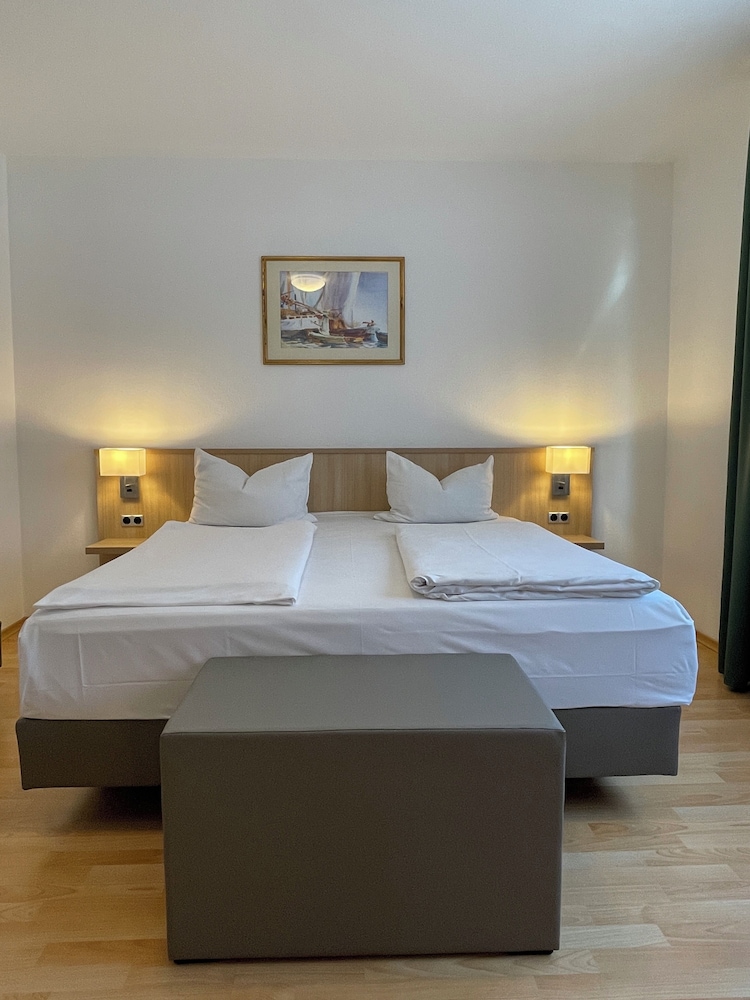 Basic, Queen Bed