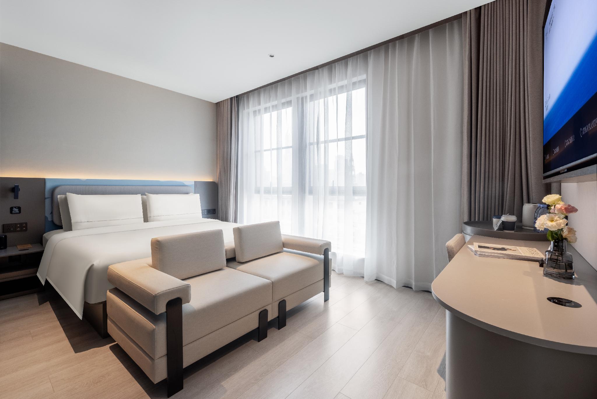 Superior, King Bed, City View, Attic