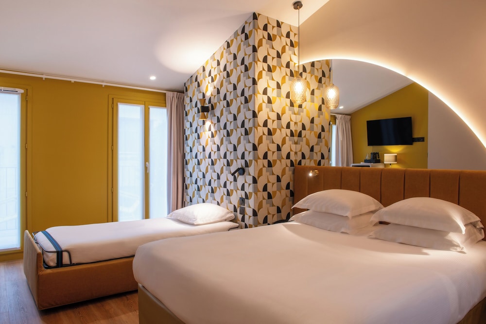 ROOM, TRIPLE, QUEEN BED, SOFA
