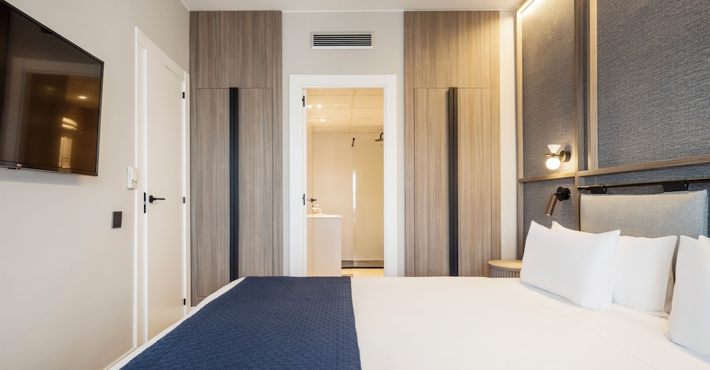 ROOM, QUADRUPLE