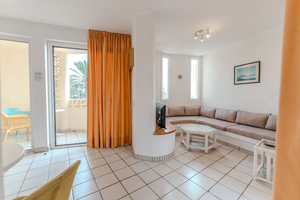 R2 Maryvent Beach Apartment 33/49