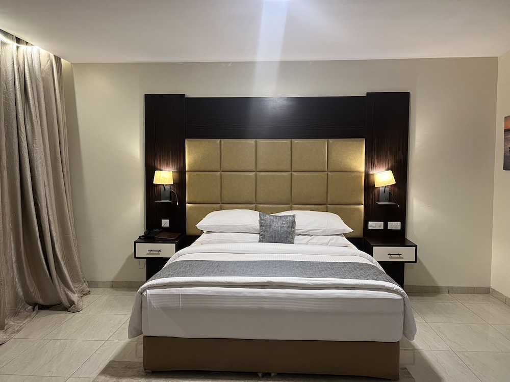 جناح بريميوم بسرير كينج مع أريكة، Rollace Hotel 2/5