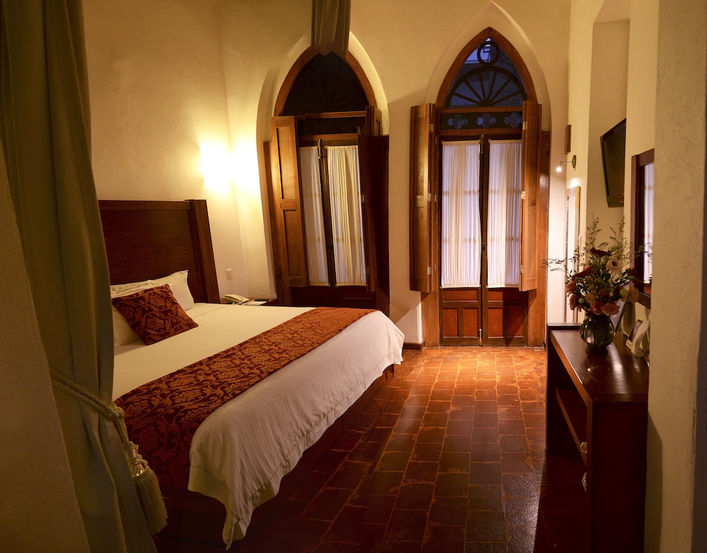 EL SERAFIN HOTEL BOUTIQUE 37/80