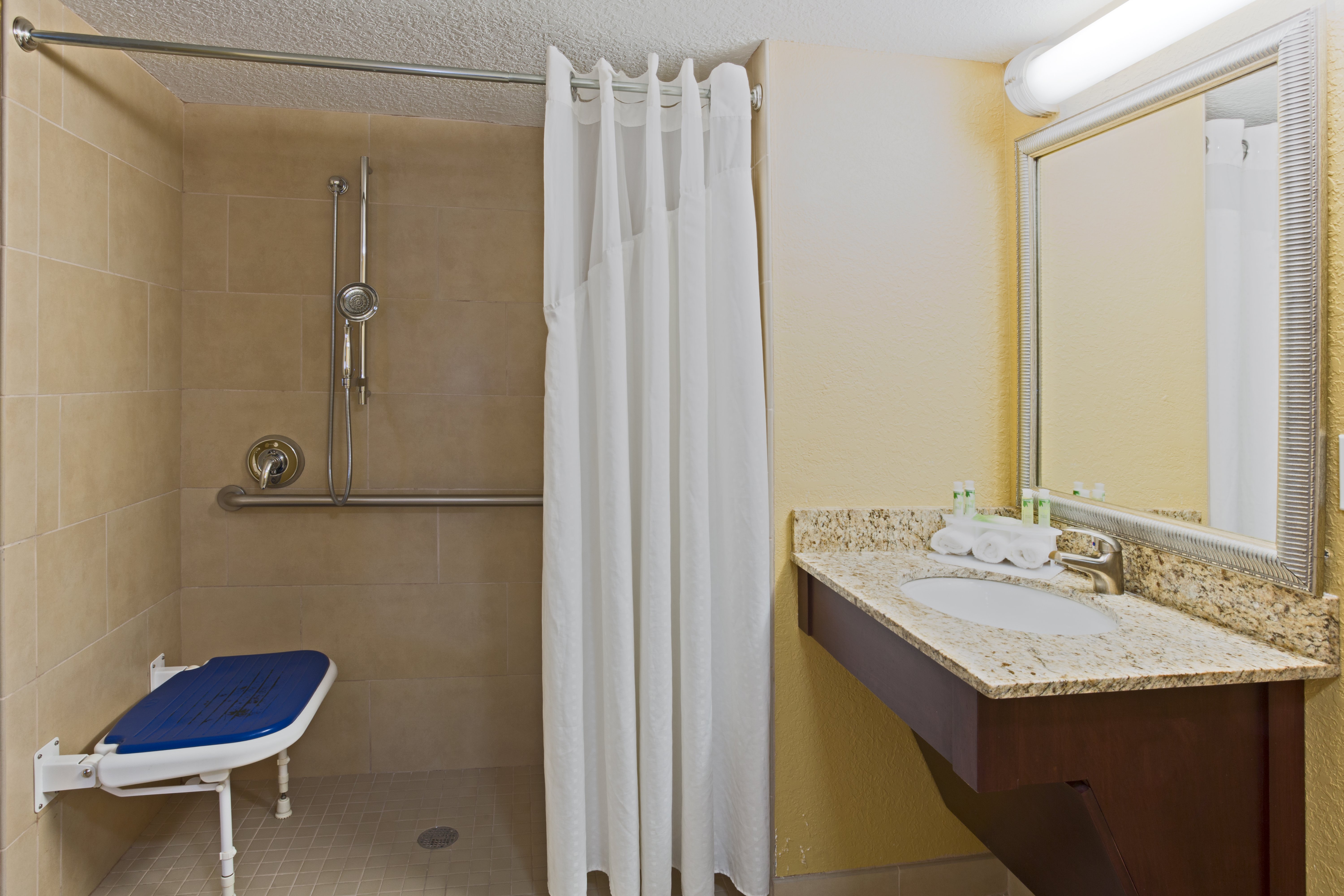 Holiday Inn Express Hotel Suites Ft Lauderdale N Exec Airport 74/76