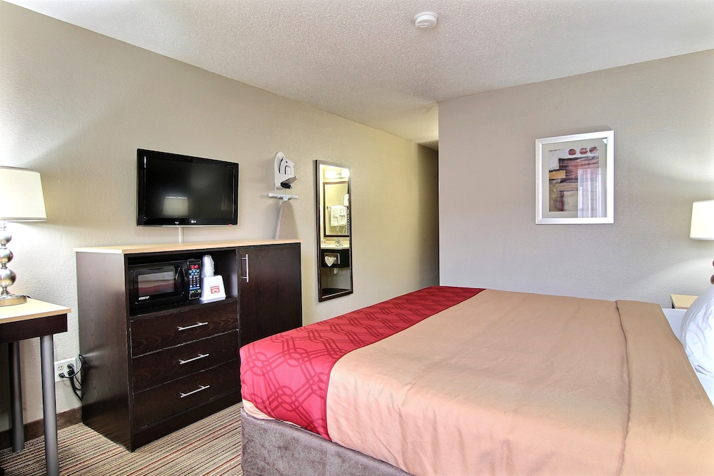 Econo Lodge Grand Forks near University 11/39