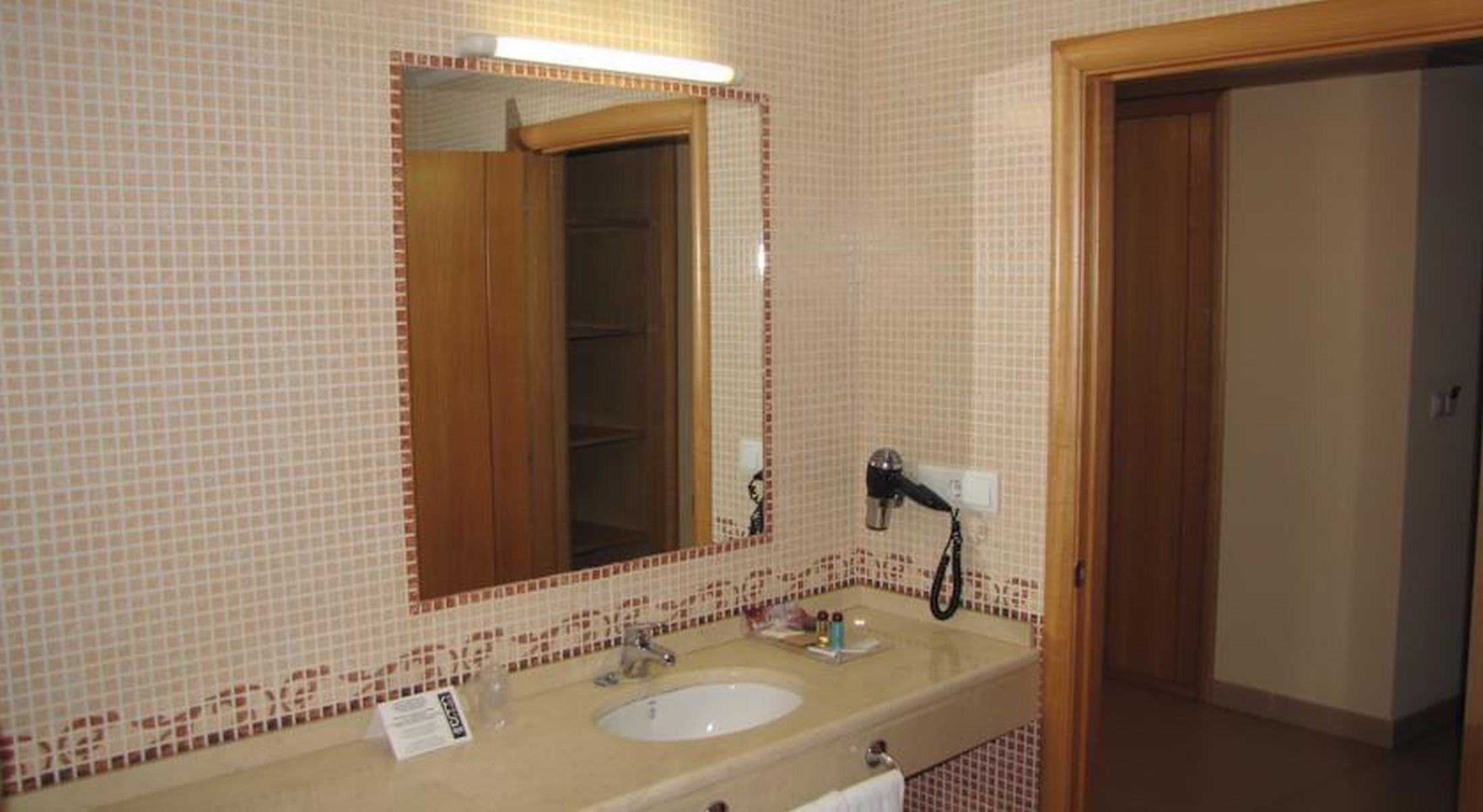 Hotel Room 17/17