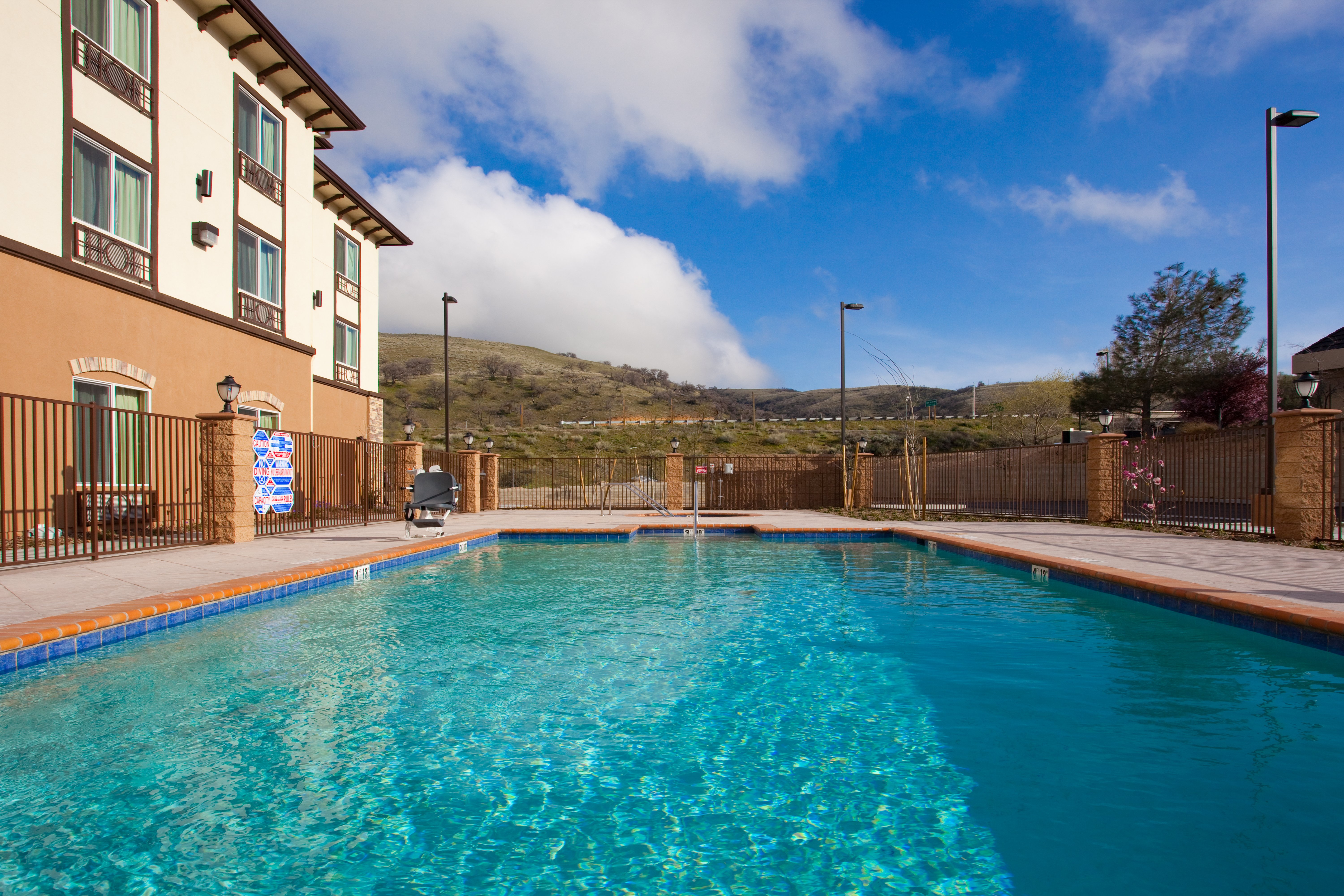 Holiday Inn Express Hotel & Suites Frazier Park 65/67
