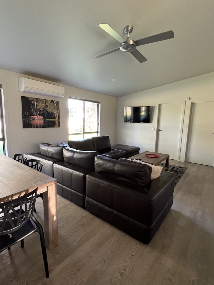 Greenways Holiday Units 8/22