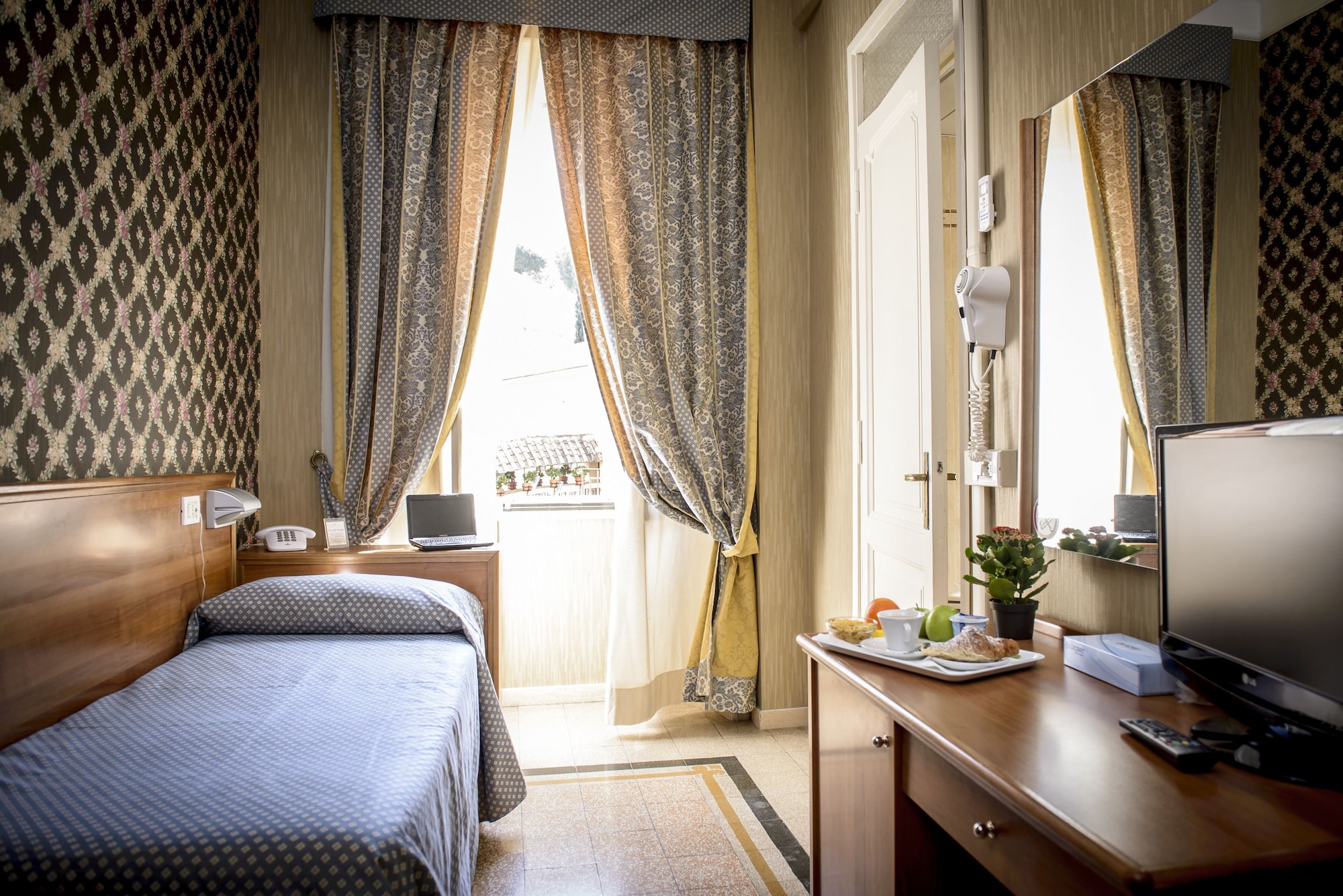 ROOM, SINGLE