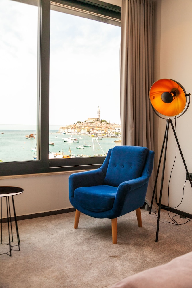 Delfin Hotel 16/32