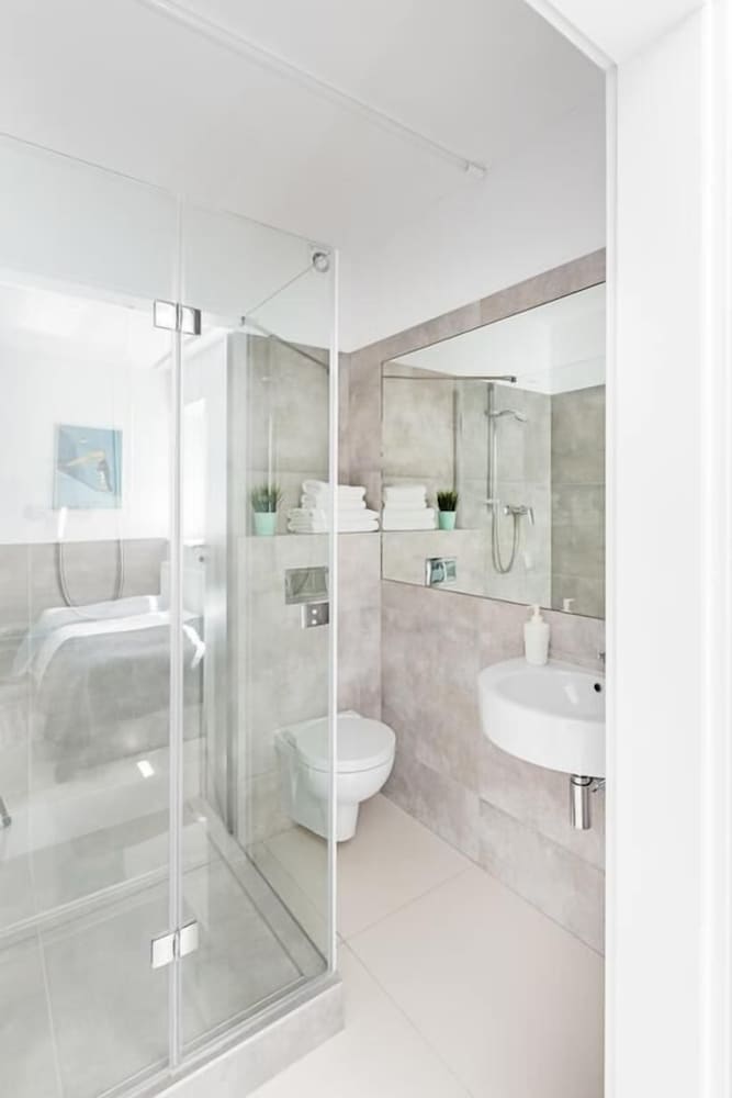 ROOM, TRIPLE, PRIVATE BATHROOM