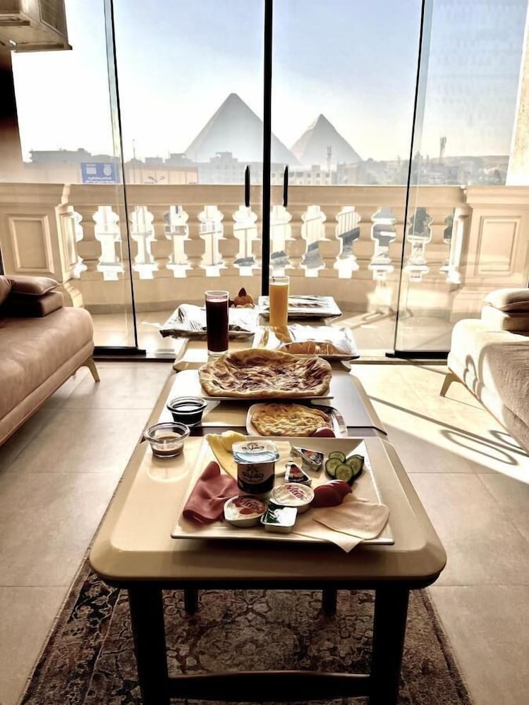 Pyramids Charm Hotel 62/72