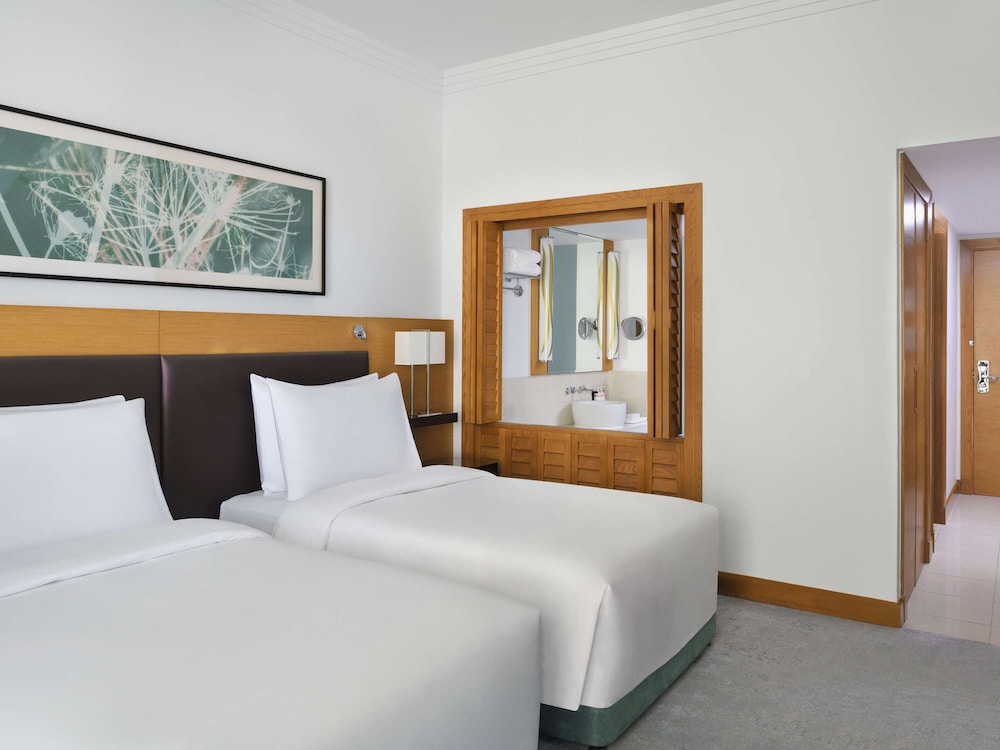 EXECUTIVE, TWIN BEDS, PARTIAL SEA VIEW, BALCONY