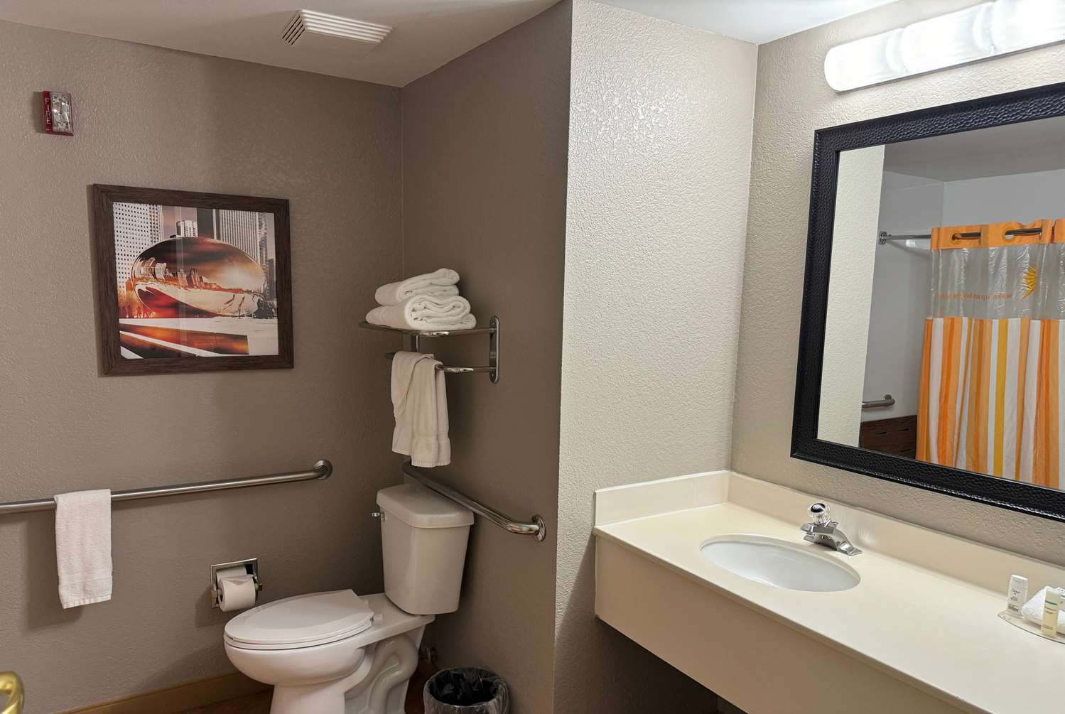 La Quinta Inn & Suites by Wyndham Bannockburn-Deerfield 54/56