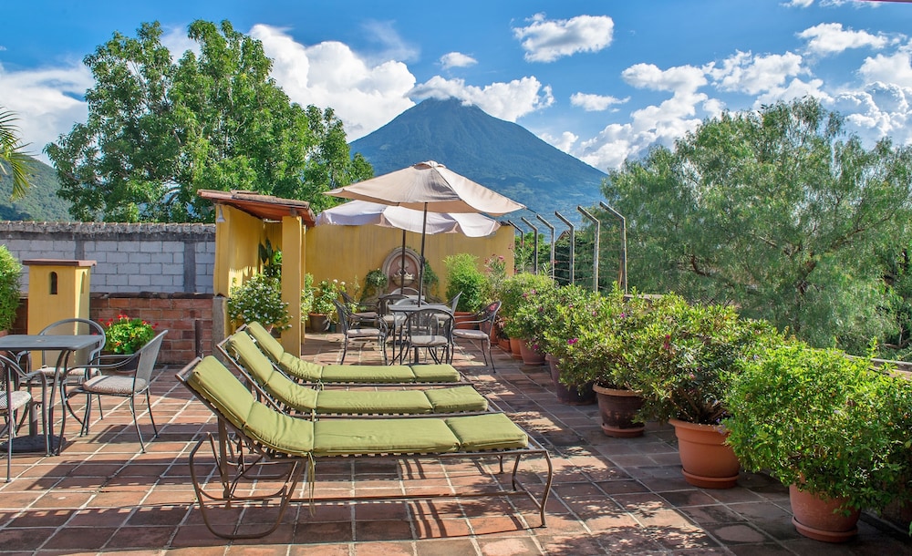 LAS CAMELIAS INN 46/50