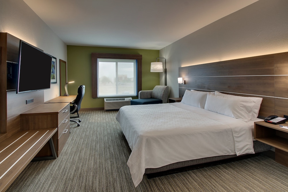 Holiday Inn Express & Suites Chicago North-Waukegan-Gurnee 12/50
