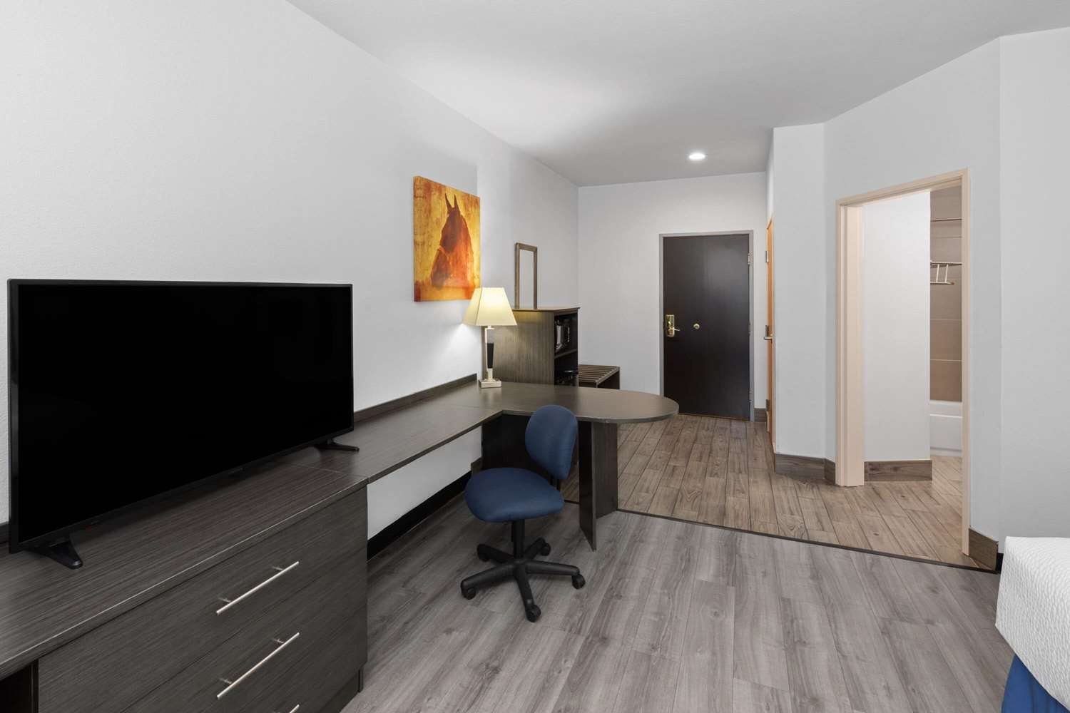 Days Inn & Suites by Wyndham Lubbock Medical Center 45/54
