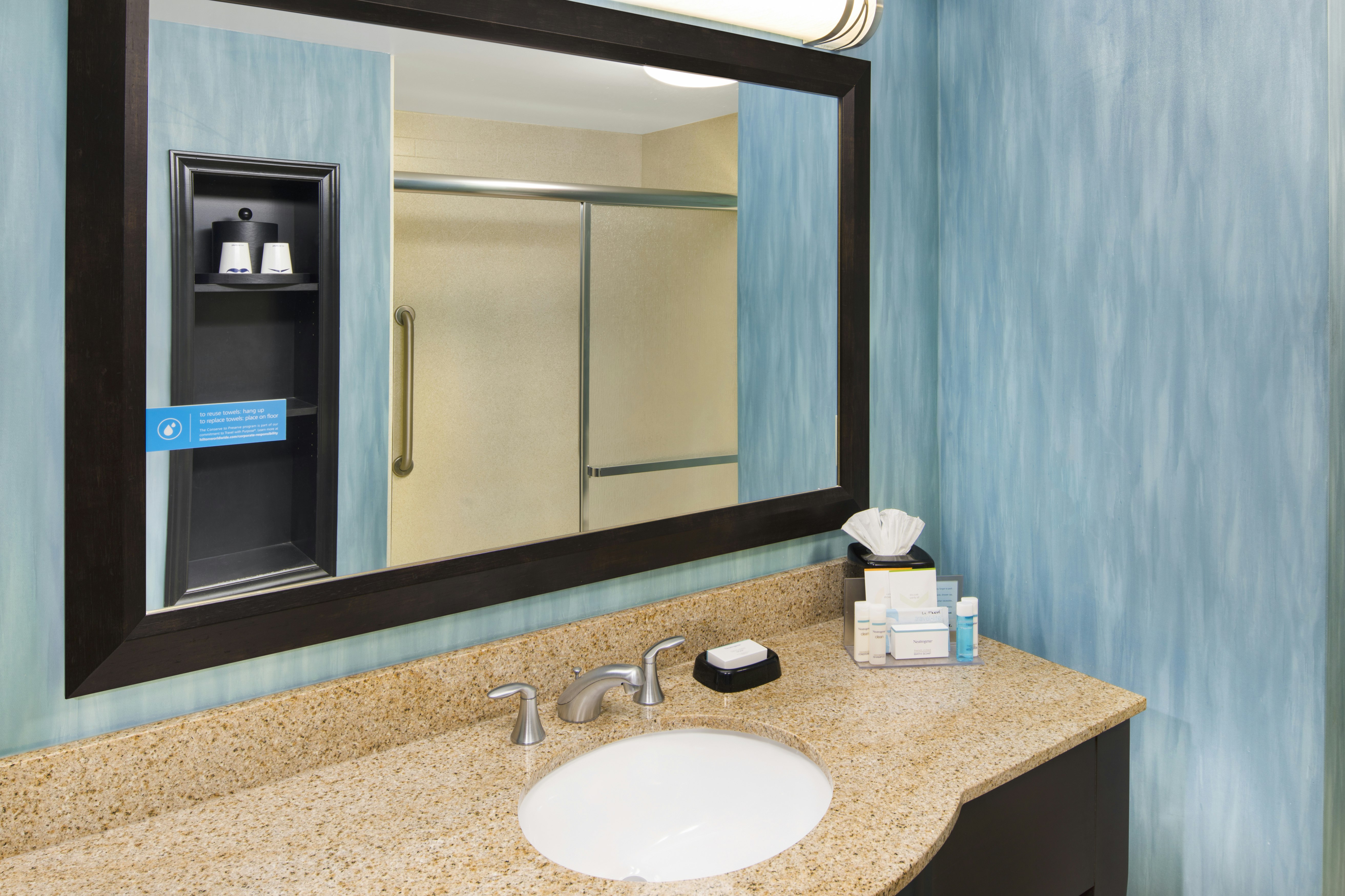 غرفة بسرير كينج مع أريكة، Hampton Inn Columbia I20 Clemson Road Hotel 3/3
