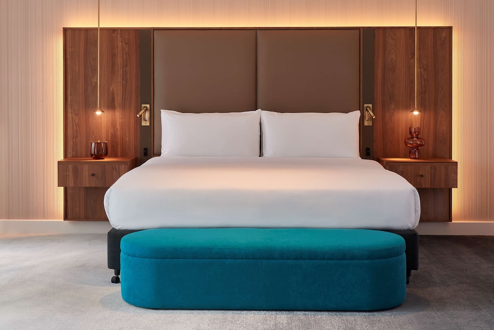 Parmelia Hilton 15/65