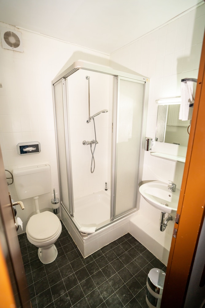 Parkhotel Lindenhof 33/40