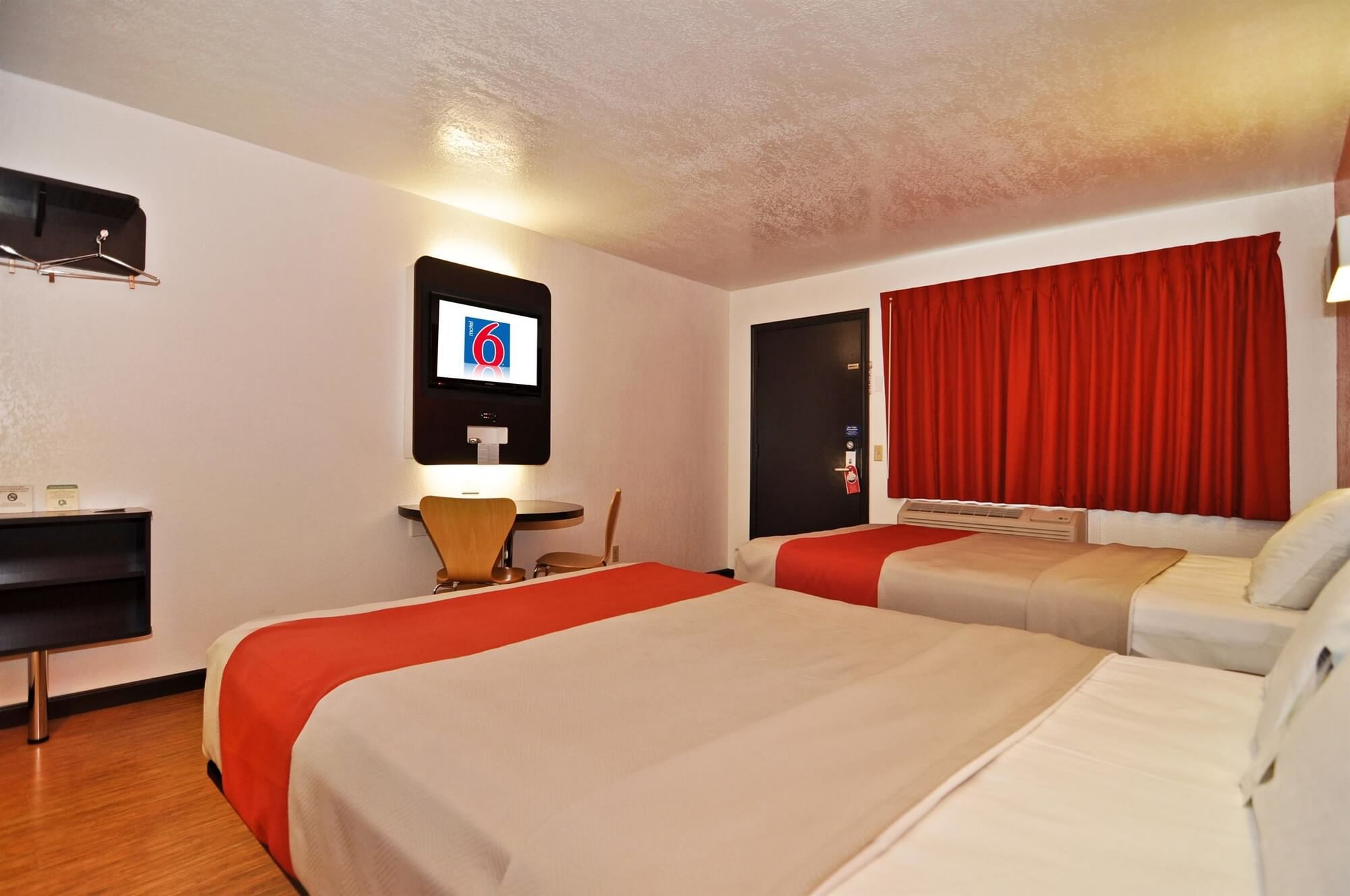 غرفة قياسية بسريرين كوين للمدخنين، Motel6 Willows, CA 4/9