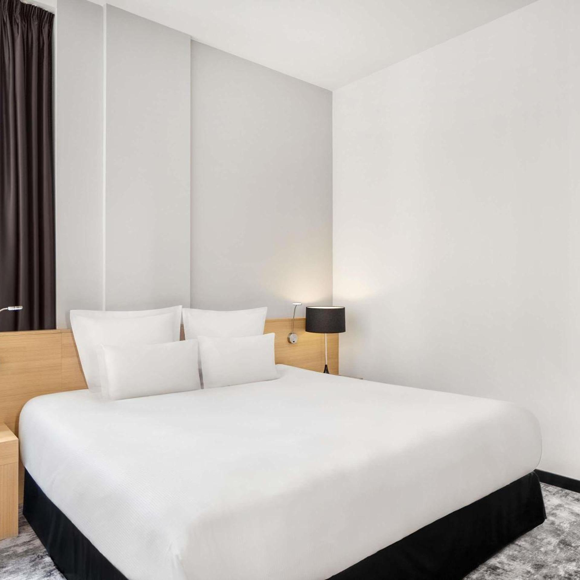 Suite, King Bed, Sofa
