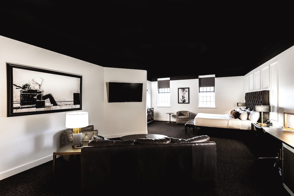 The Delafield Hotel 44/50