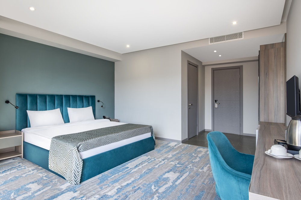 STANDARD, KING BED, BALCONY