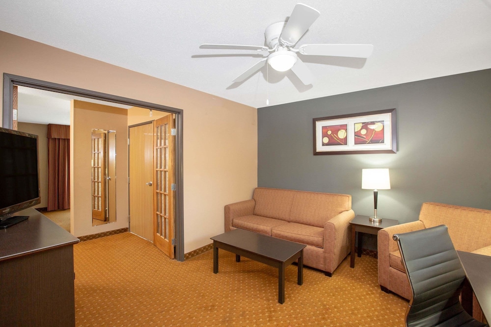 Baymont by Wyndham Coralville 27/37