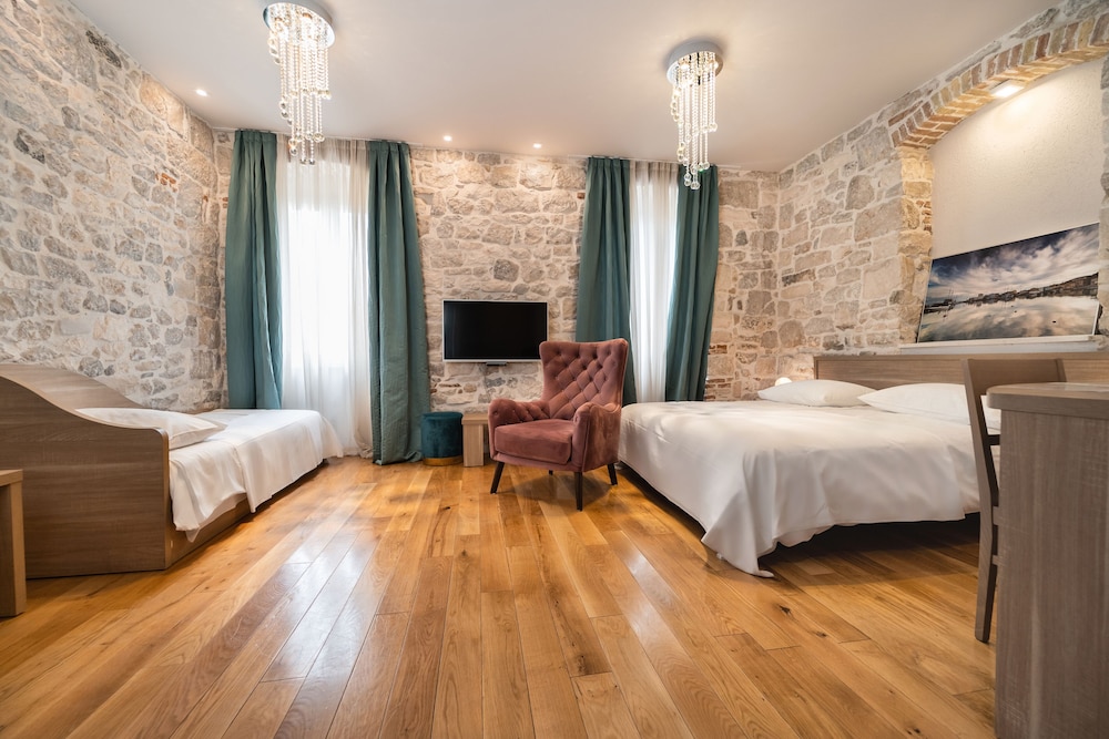 Tifani Luxury Rooms 6/50