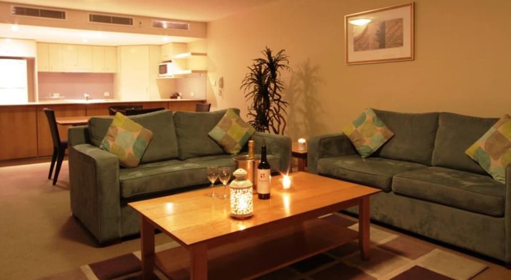 Riverside Holiday Apartments 48/78