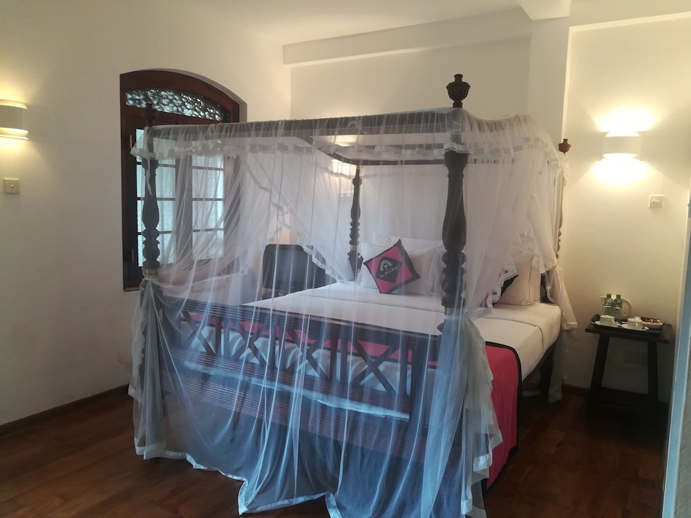 The Villa Hotel 8/42