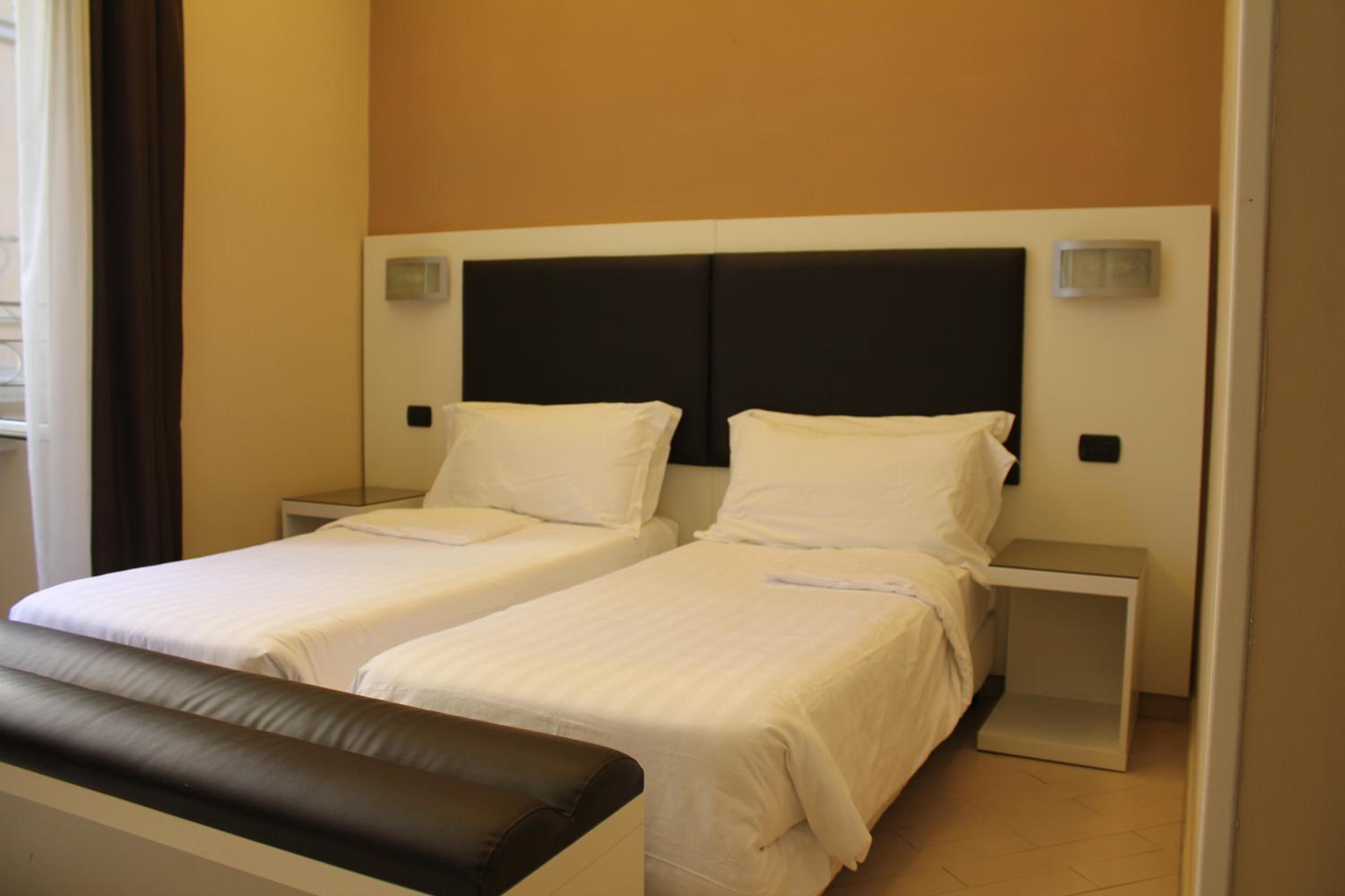 ROOM, DOUBLE OR TWIN BED