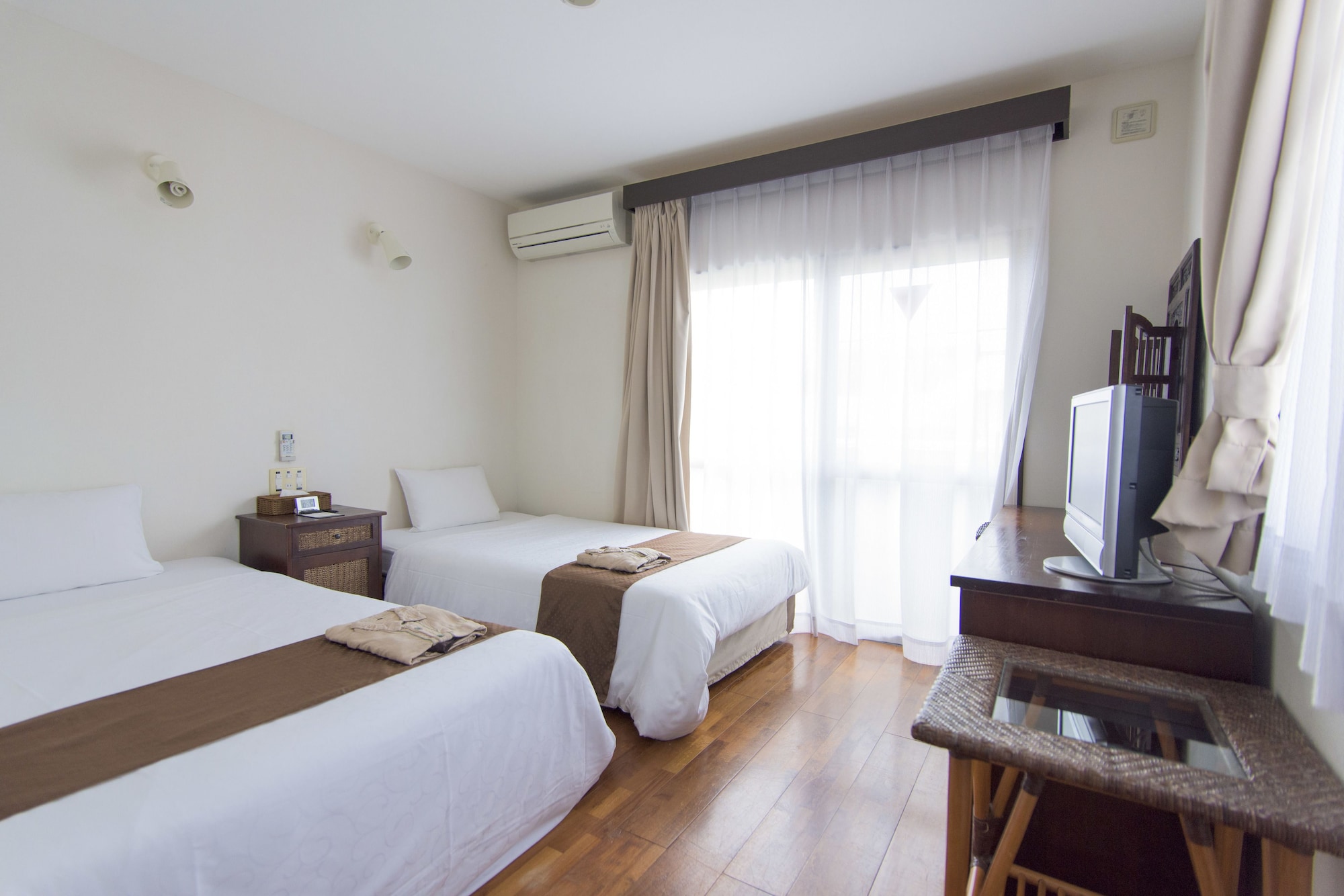 ROOM, TWIN BEDS