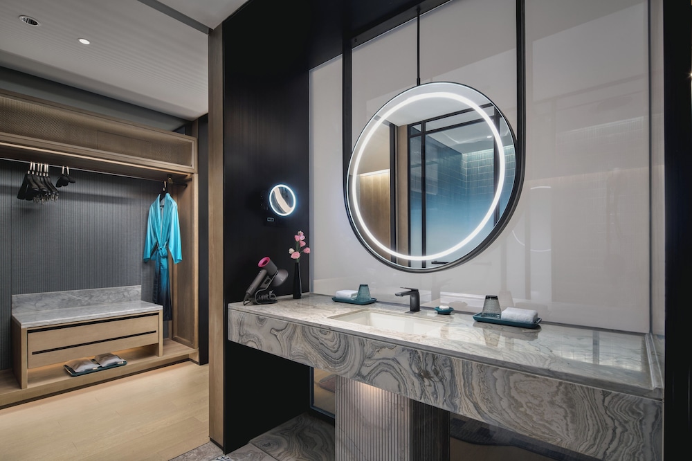 Premium, 2 Double Beds, Ferris Wheel View, Terrace، Hotel Indigo Suzhou Jinji Lake 2/2
