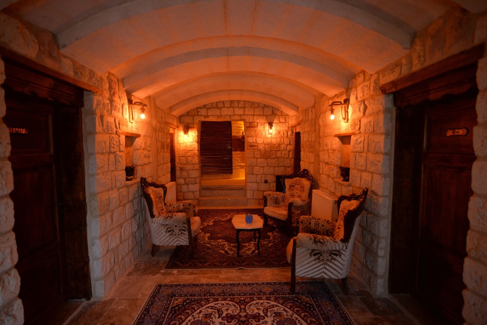The Cave House 15/38