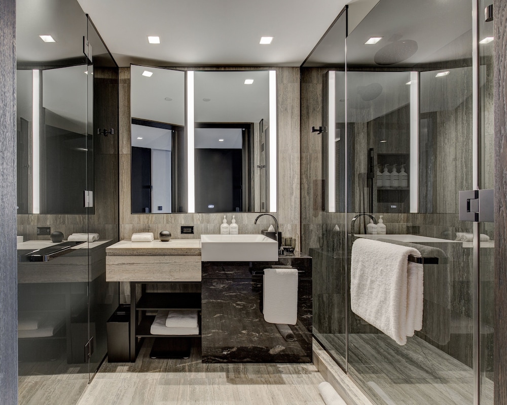 DELUXE, 2 DOUBLE BEDS, CITY VIEW