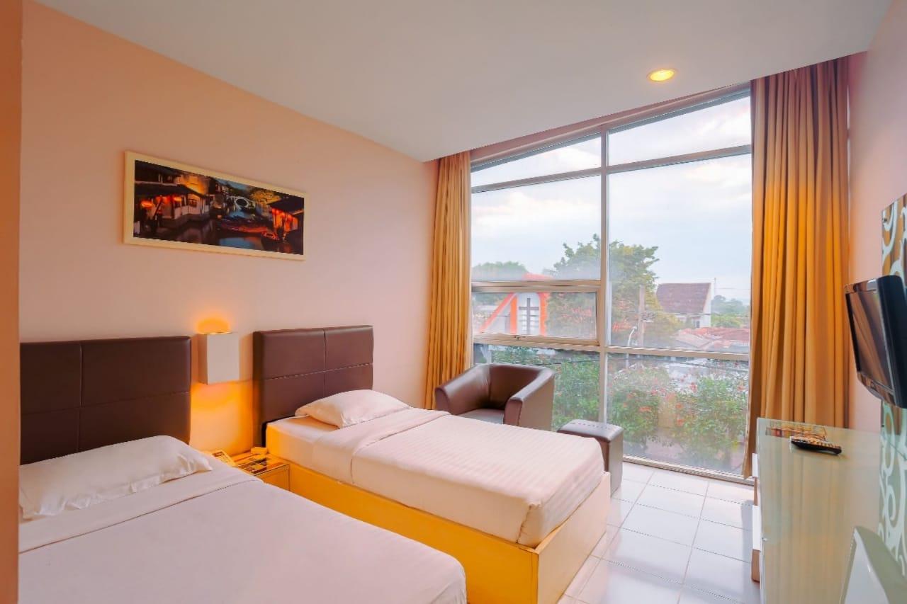 Gold, Standard, Twin Beds